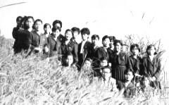 創設当時の教師と生徒たちの写真