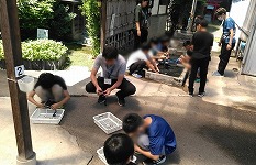 ４